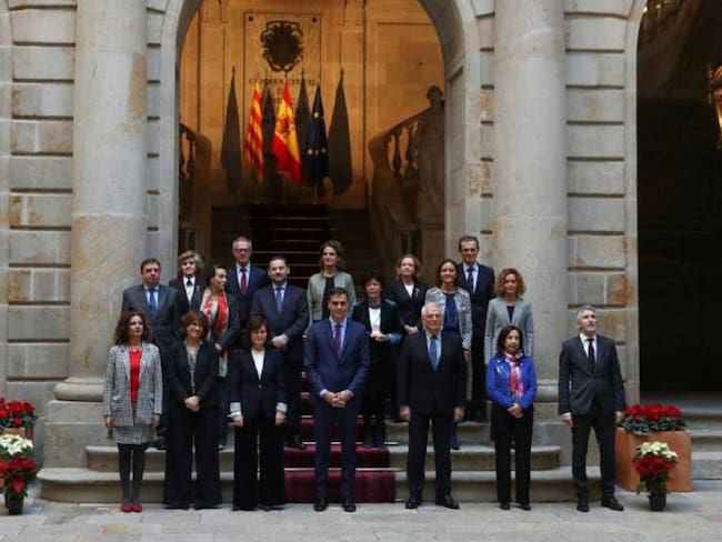 Gobierno aprueba medidas simbólicas para Cataluña entre protestas