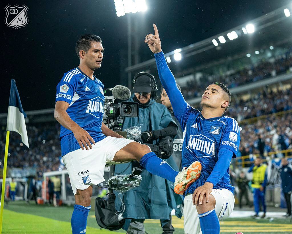 David Mackalister Silva y Daniel Cataño festejan el segundo gol de Millonarios / Twitter: @MillosFCOficial.