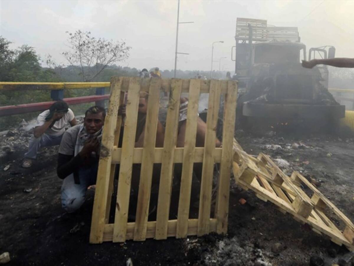 Periodista del NYT habla sobre video editado de camión incendiado con ayuda humanitaria