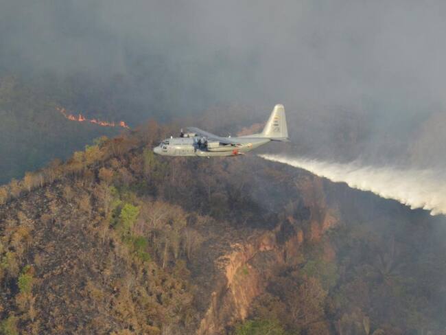Fuerza Aérea ayuda a combatir incendios forestales en Tolima