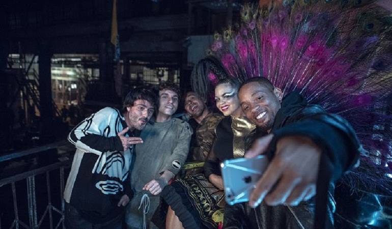 De izquierda a derecha: Bomba Estéreo y Will Smith durante la grabación del video “Fiesta (Remix)” en Los Ángeles.