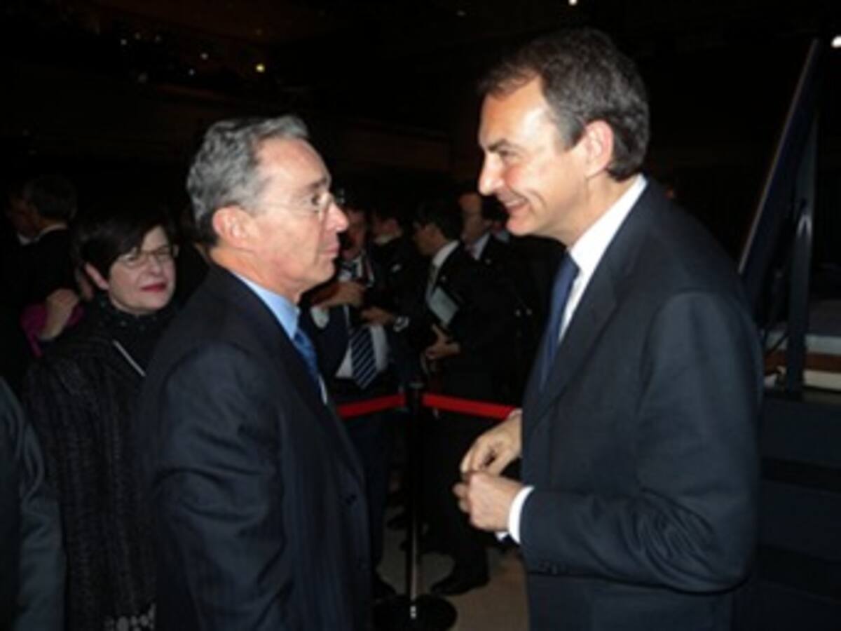 "Yo trabajaría para ver al presidente Uribe en el proceso de paz con las Farc": Zapatero