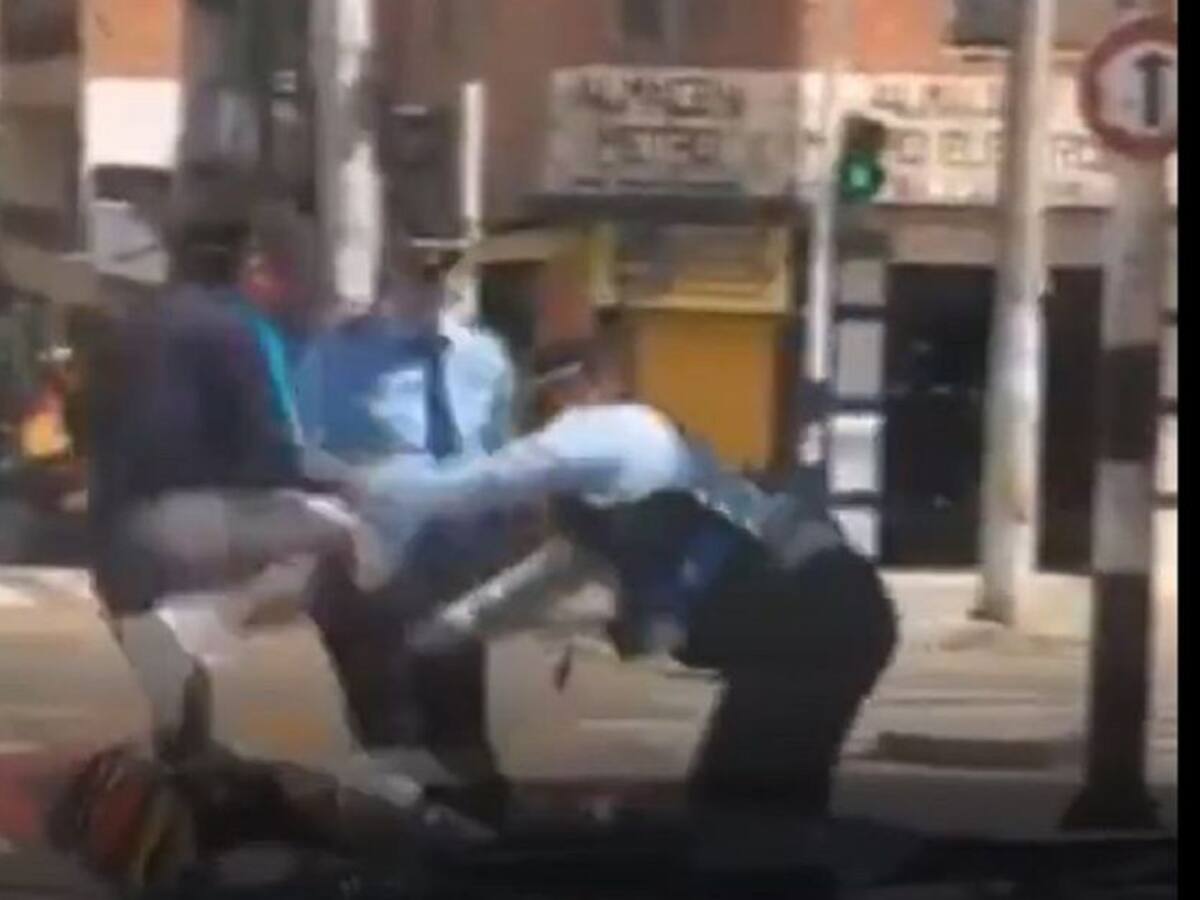 Dos agentes de tránsito agredieron a un hombre durante un procedimiento