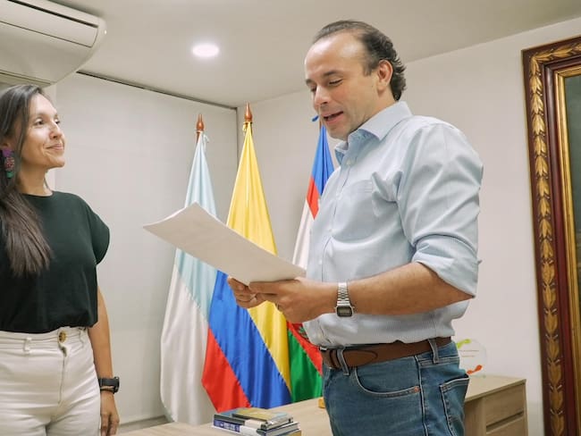 El alcalde de Cali, Alejandro Eder, juramenta a la nueva secretaria de Bienestar Social, María Isabel Barón Caviedes (9 de abril de 2024)