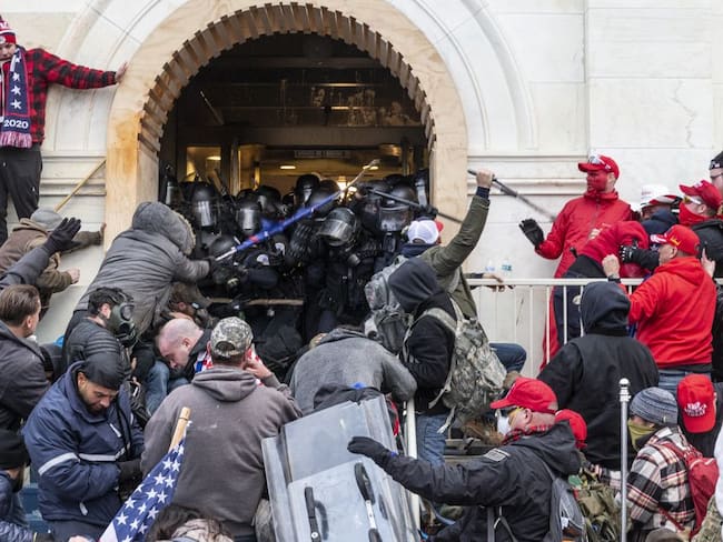 Manifestantes pro Trump forcejeando con la policía antes de entrar al Capitolio de Washington.