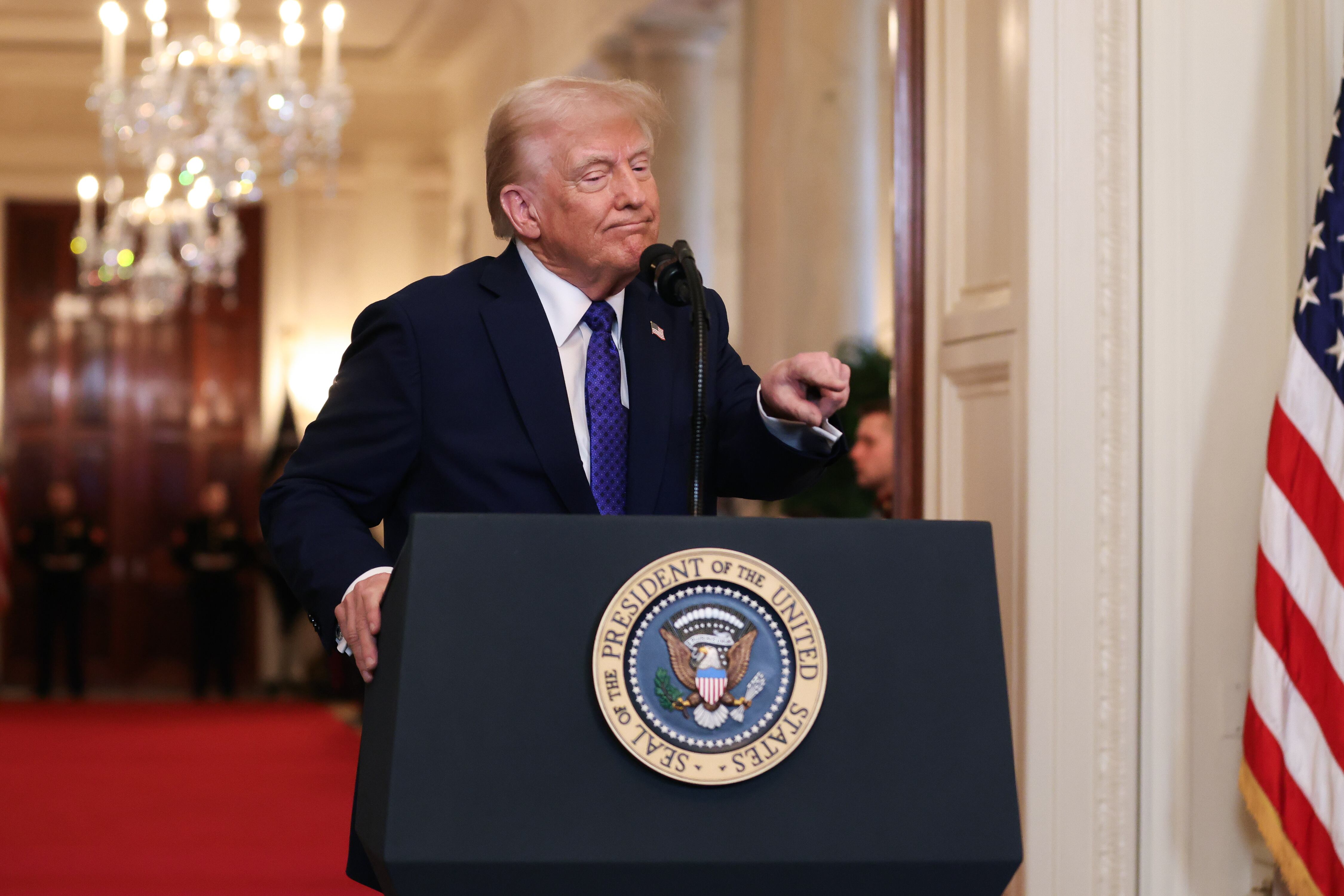 Washington (Usa), 29/01/2025.- US President Donald Trump speaks during an event in the East Room of the White House in Washington, DC, USA, 29 January 2025. The Laken Riley Act is the first bill signed by President Trump in his new administration, named after a slain Georgia nursing student and would require the detention of unauthorized immigrants that have been accused of theft and violent crimes. EFE/EPA/SAMUEL CORUM / POOL