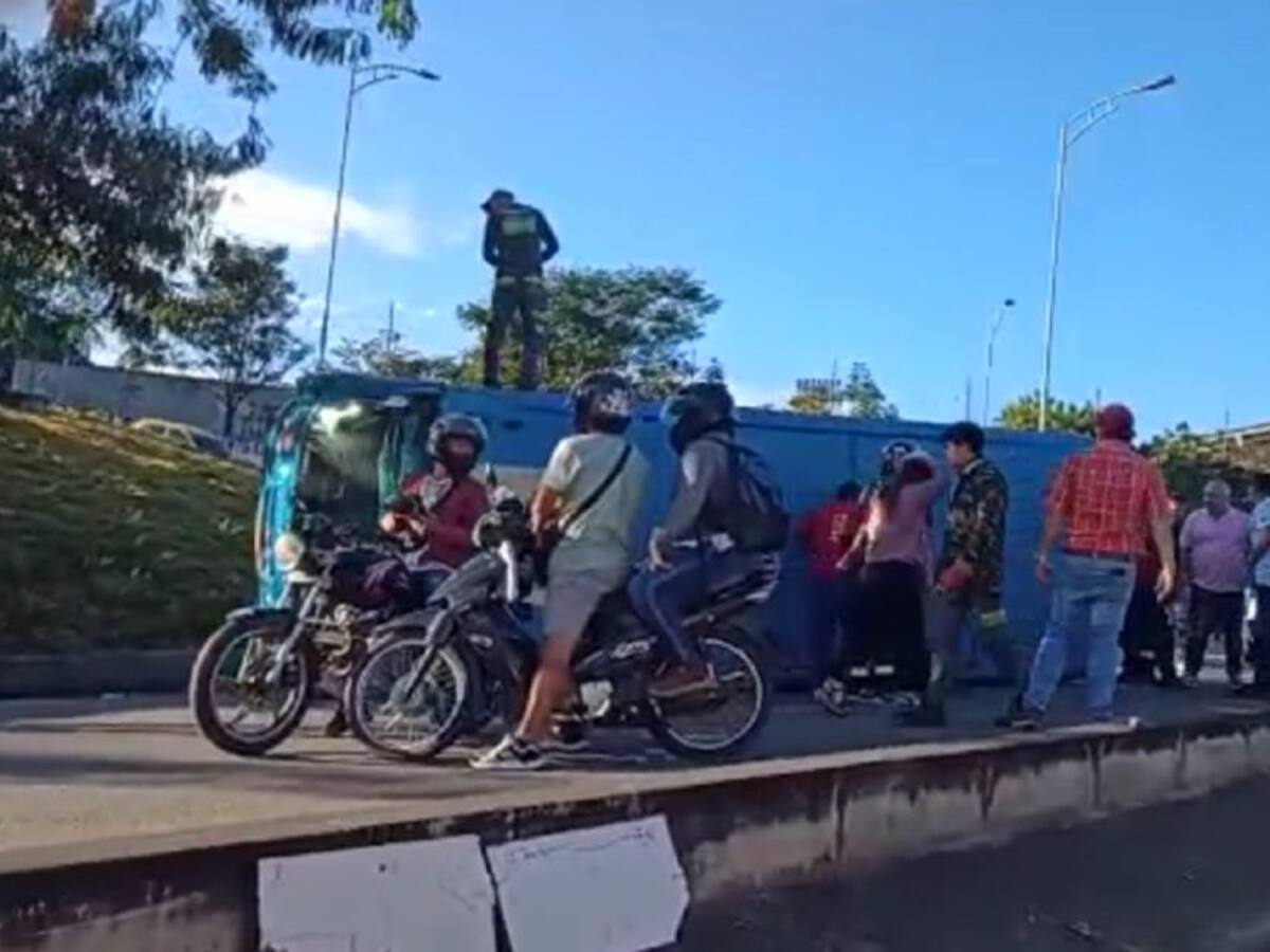 20 herido deja el volcamiento de un bus urbano en Piedecuesta