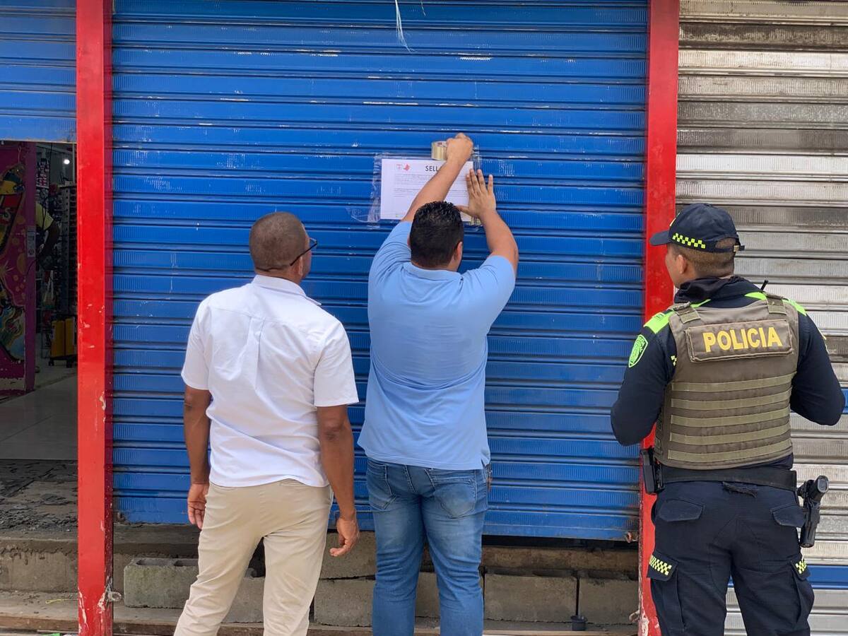 Dos negocios sellados por invadir espacio público y violar la normativa legal en Turbaco