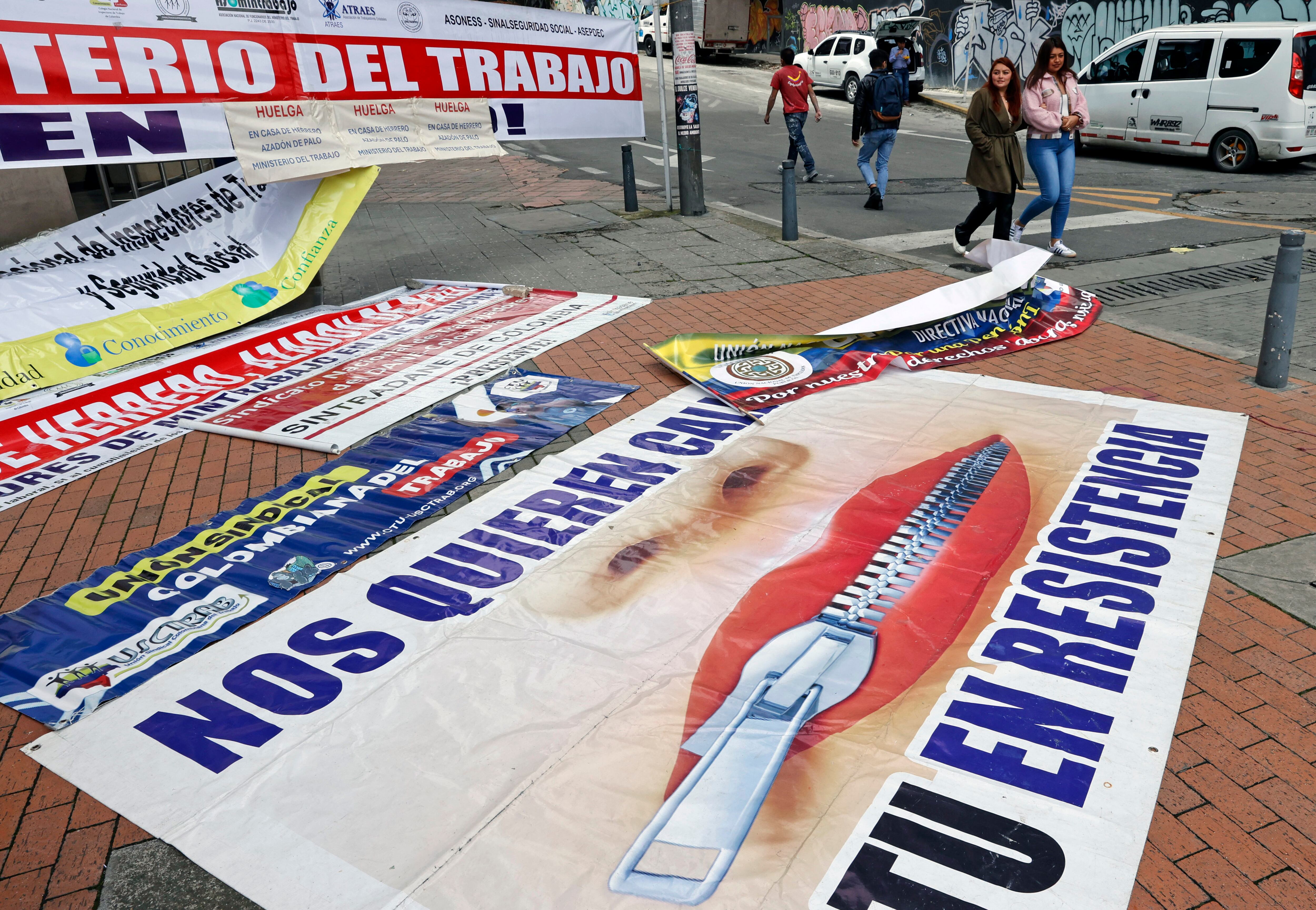 Trabajadores del Ministerio del Trabajo protestan por acuerdos incumplidos en la sede del ministerio este viernes, en Bogotá (Colombia). Los huelguistas, apoyados por varios sindicatos, pidieron reunirse con la jefa de esa cartera, Gloria Inés Ramírez, para dialogar sobre sus peticiones. "En casa de herrero, azadón de palo", reza una de las pancartas instaladas a las puertas del Ministerio en Bogotá, donde este viernes se concentró un grupo de trabajadores para protestar, a los que se sumaron funcionarios de otras ciudades como Valledupar, capital del departamento del Cesar. EFE/ Mauricio Dueñas Castañeda
