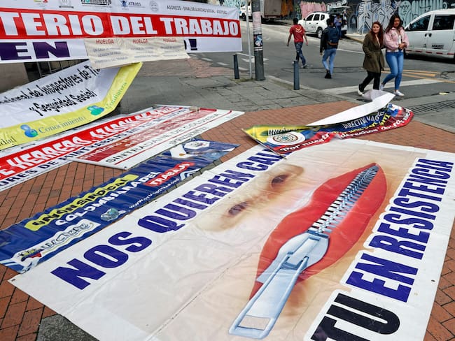 AME4484. BOGOTÁ (COLOMBIA), 31/05/2024.- Trabajadores del Ministerio del Trabajo protestan por acuerdos incumplidos en la sede del ministerio este viernes, en Bogotá (Colombia). Los huelguistas, apoyados por varios sindicatos, pidieron reunirse con la jefa de esa cartera, Gloria Inés Ramírez, para dialogar sobre sus peticiones. &quot;En casa de herrero, azadón de palo&quot;, reza una de las pancartas instaladas a las puertas del Ministerio en Bogotá, donde este viernes se concentró un grupo de trabajadores para protestar, a los que se sumaron funcionarios de otras ciudades como Valledupar, capital del departamento del Cesar. EFE/ Mauricio Dueñas Castañeda