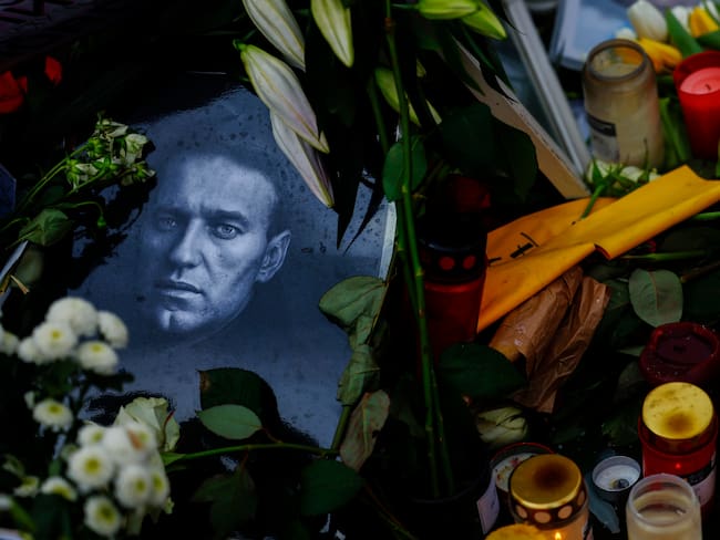 Berlin (Germany), 21/02/2024.- A photo showing late Russian opposition leader Alexei Navalny sits among floral tributes outside the Russian embassy in Berlin, Germany, 21 February 2024. Outspoken Kremlin critic Alexei Navalny died in a penal colony, the Federal Penitentiary Service of the Yamalo-Nenets Autonomous District announced on 16 February 2024. In late 2023 Navalny was transferred to an Arctic penal colony, considered one of the harshest prisons. (Alemania, Rusia) EFE/EPA/HANNIBAL HANSCHKE