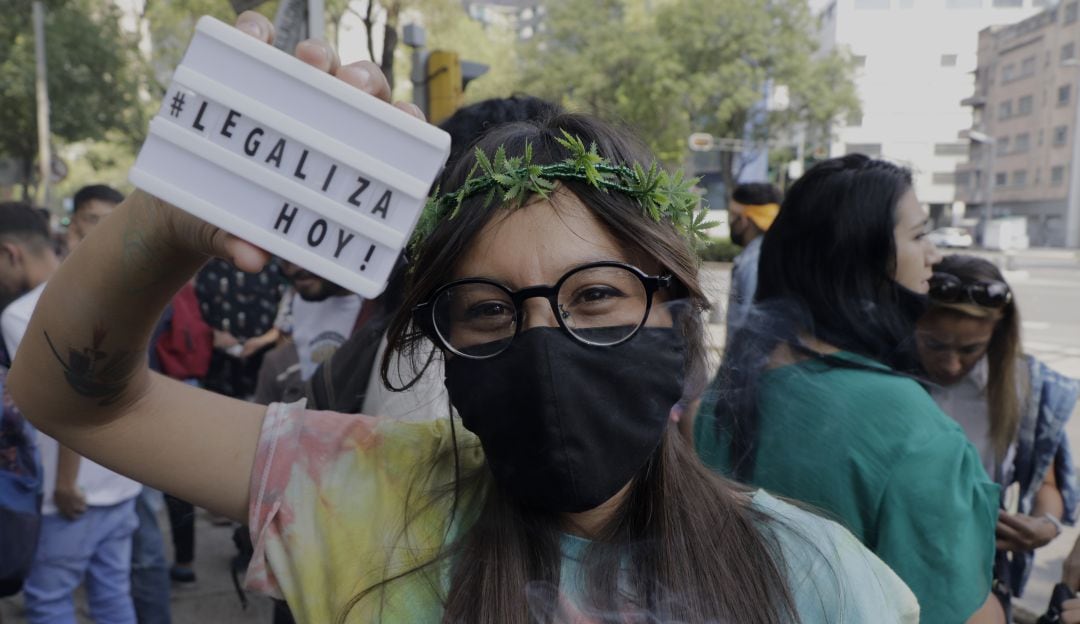 Mientras algunos activistas celebran la decisión, otros critican que la norma favorece a los empresarios y no a los consumidores.