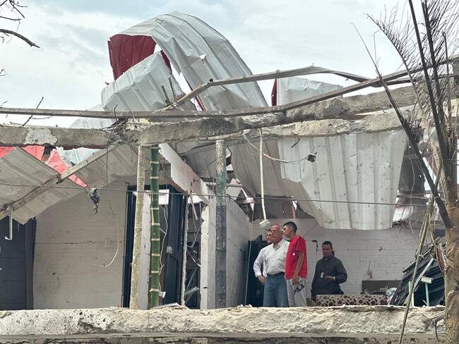 El ministro de Defensa, Iván Velásquez, estuvo en Potrerito, en donde fue activado un carro bomba.