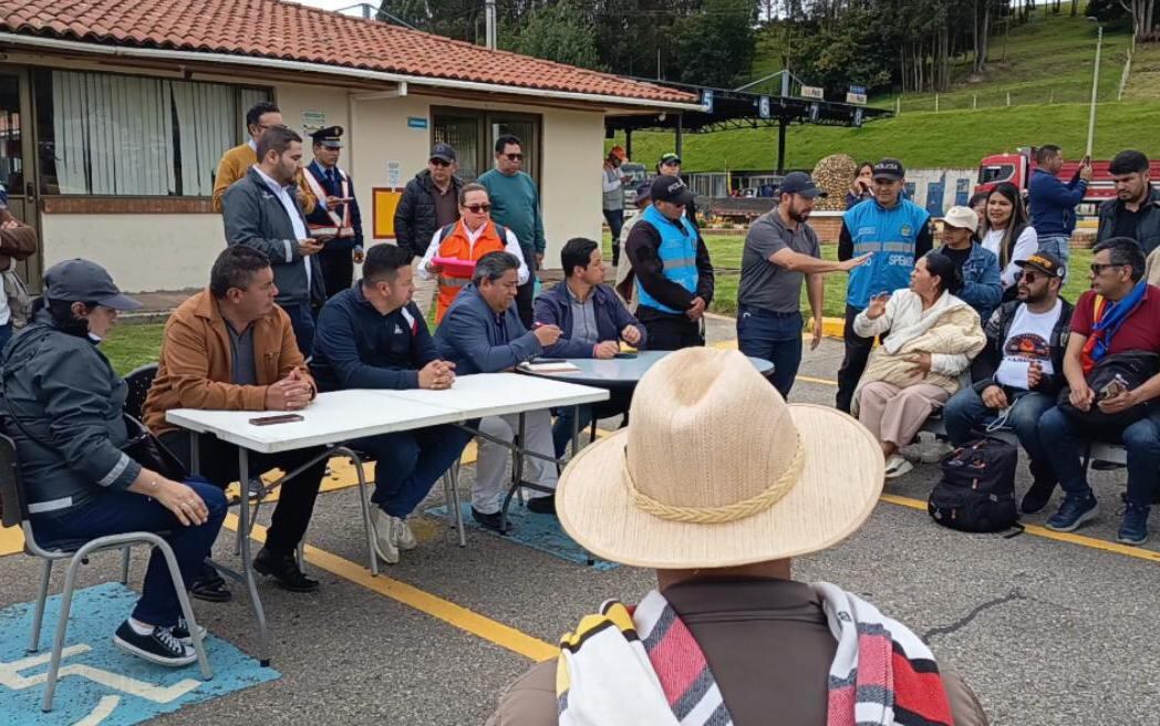 Durante la primera mesa de concertación entre los alcaldes de Cómbita, Oicatá, Tuta y Sotaquirá, líderes sociales y comunidad con delegados de la ANI y la Concesión BTS, no se llegó a ningún acuerdo. El viernes habrá otra reunión / Foto: Caracol Radio.
