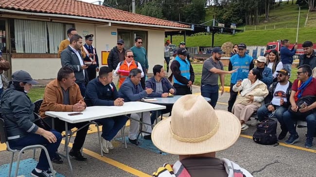 Durante la primera mesa de concertación entre los alcaldes de Cómbita, Oicatá, Tuta y Sotaquirá, líderes sociales y comunidad con delegados de la ANI y la Concesión BTS, no se llegó a ningún acuerdo. El viernes habrá otra reunión / Foto: Caracol Radio.