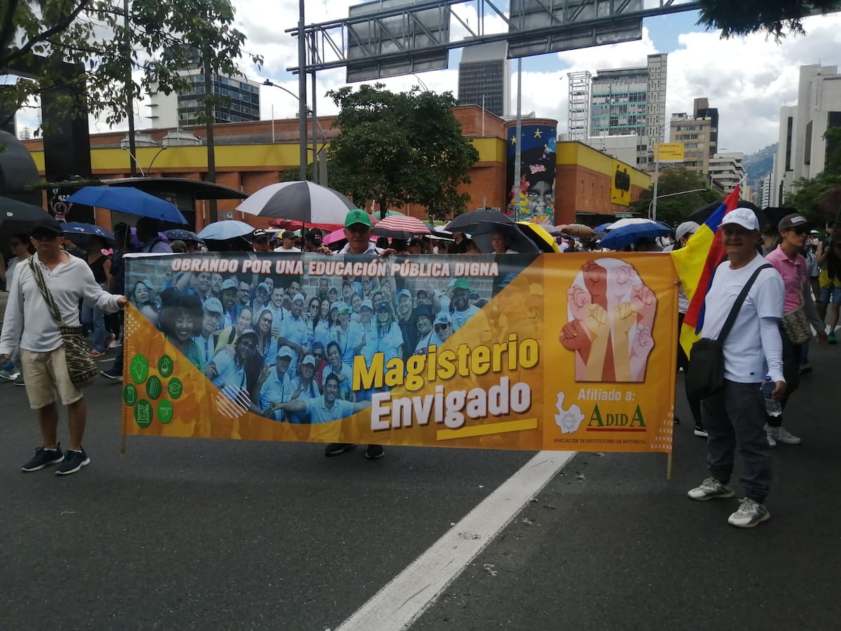 4 mil profesores salieron a marchar en Medellín