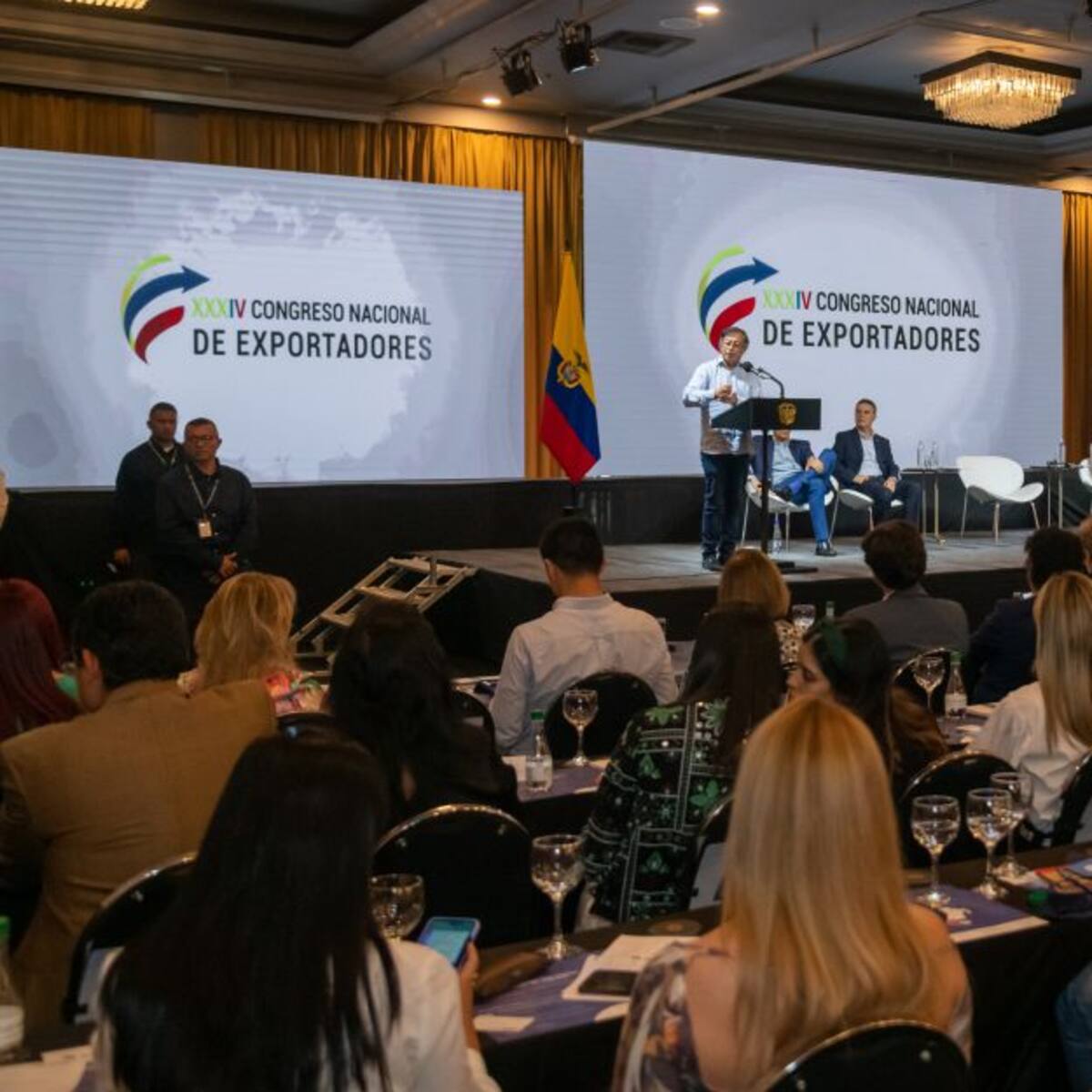 Colombia tiene que diversificar su producción: Petro a exportadores