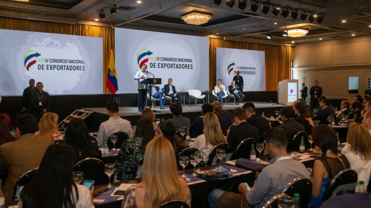Colombia tiene que diversificar su producción: Petro a exportadores