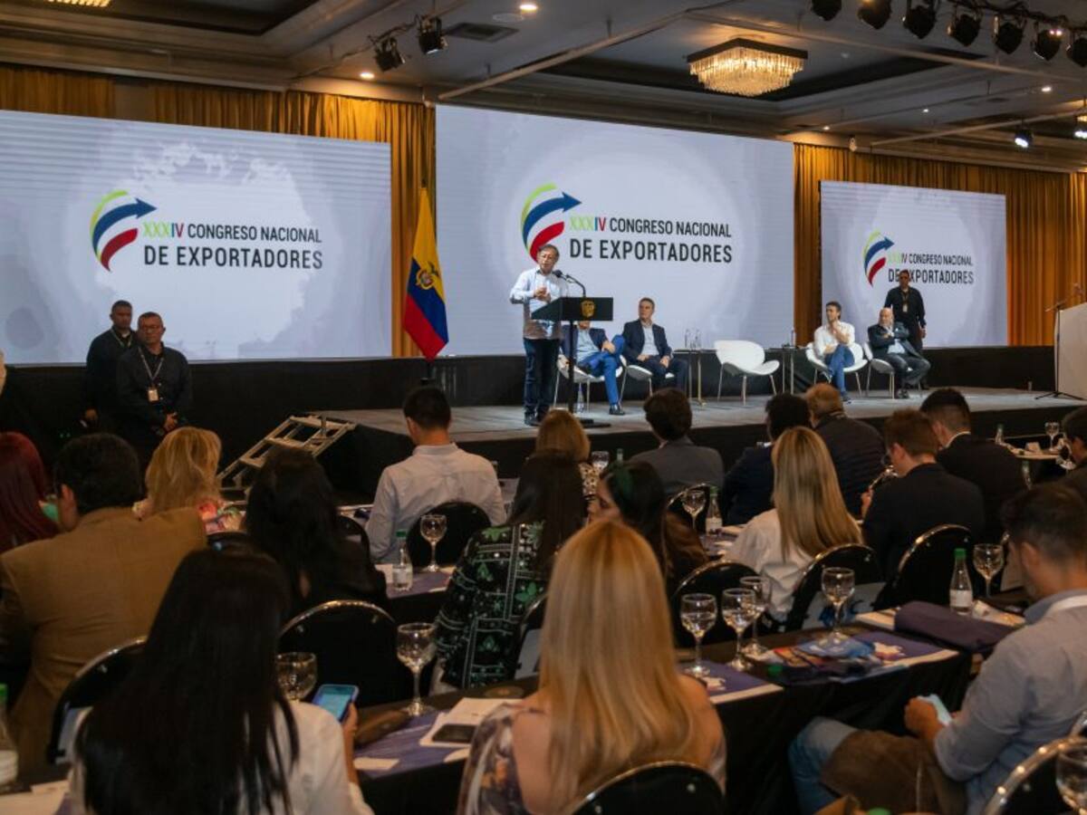 Colombia tiene que diversificar su producción: Petro a exportadores