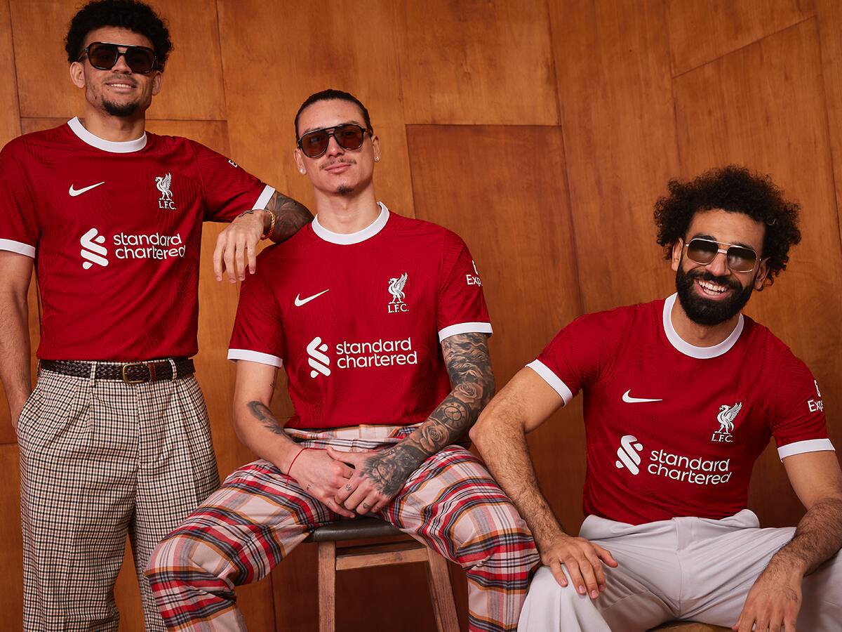 ¡Al estilo retro! De la mano de Luis Díaz, Liverpool presentó su nueva camiseta