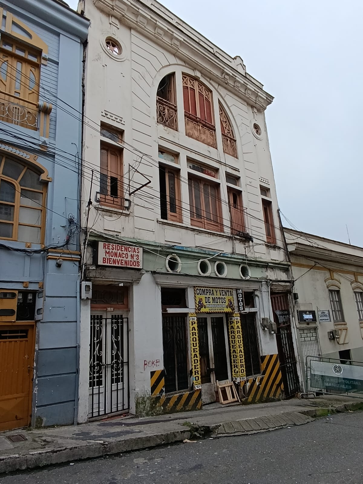 Edificio donde se registró el incendio en el centro de la capital del departamento de Caldas.