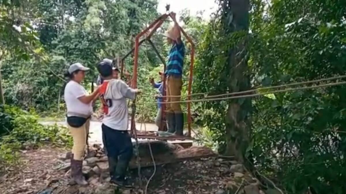 Niños arriesgan sus vidas en canastas para ir a estudiar