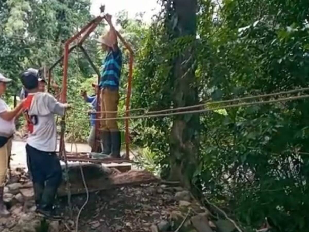 Niños arriesgan sus vidas en canastas para ir a estudiar