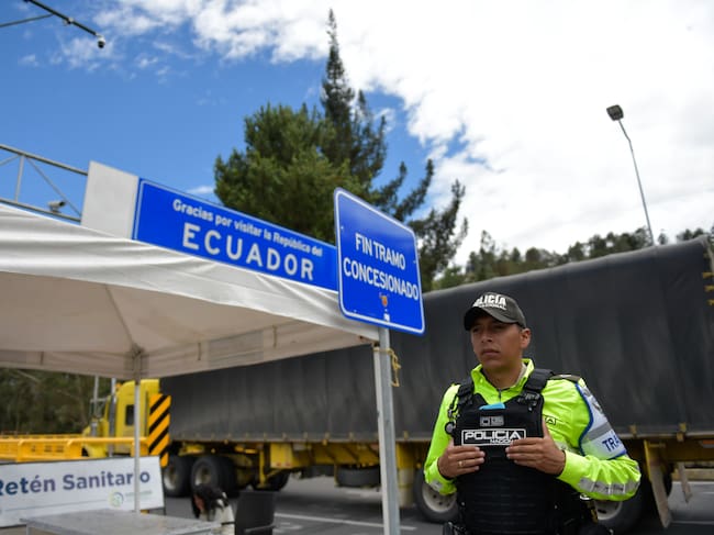 Policía ecuatoriana en la región de paso fronterizo con Colombia.
(Foto: Camilo Erasso/Long Visual Press/Universal Images Group via Getty Images)
