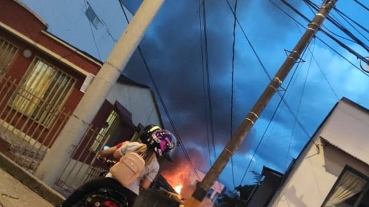 El Teniente Juan Diego Herrera, oficial de servicio del cuerpo oficial de bomberos de Armenia