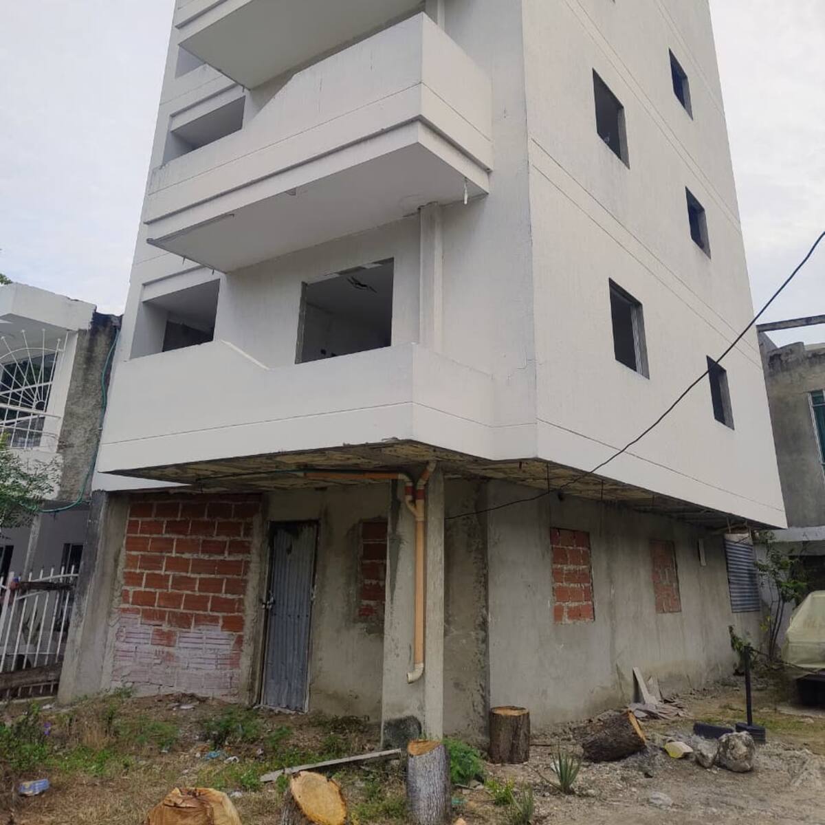 Habitantes del barrio Los Caracoles advierten riesgo por edificio abandonado: “presenta grietas”