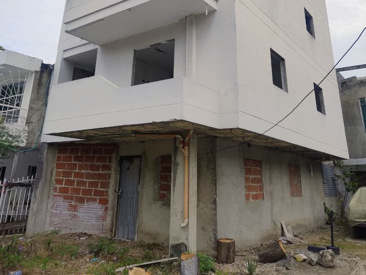 Habitantes del barrio Los Caracoles advierten riesgo por edificio abandonado: “presenta grietas”