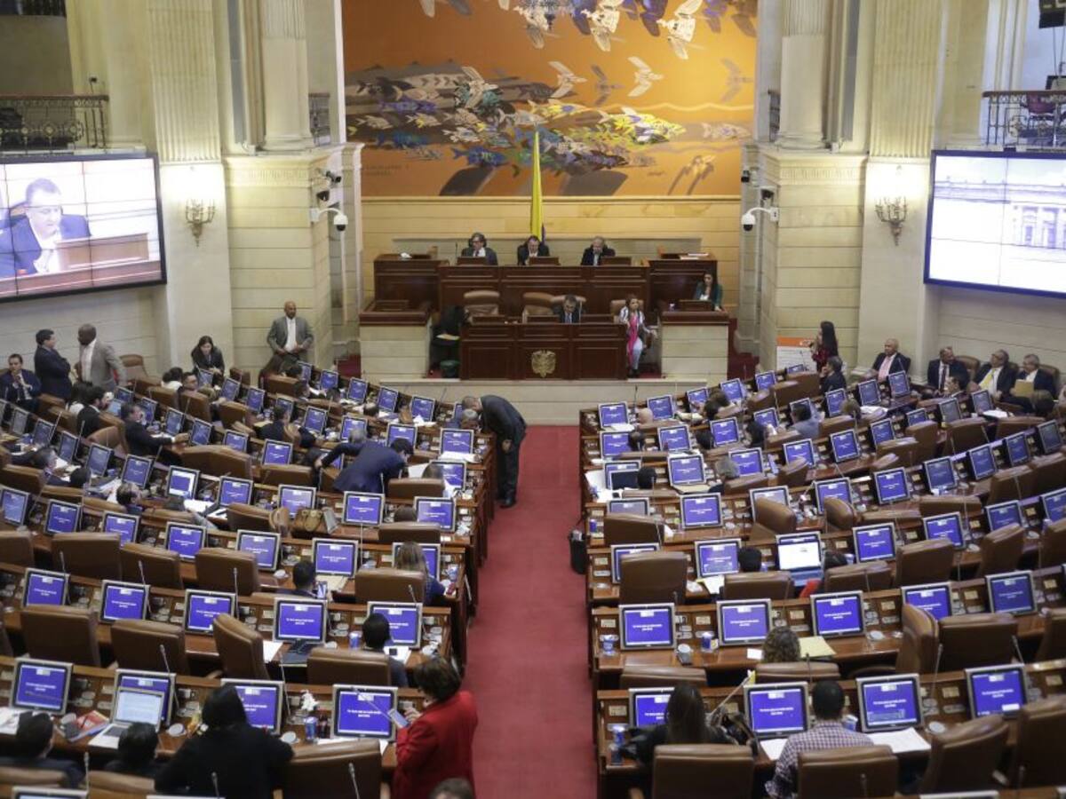 Congresista renuncia por su "amante"