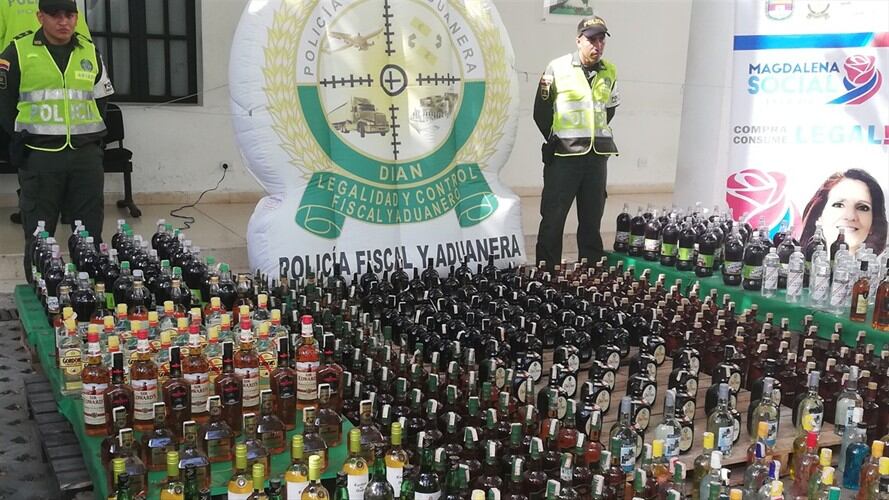 Policía incauta licor de contrabando que iba a ser comercializado en las Fiestas del Mar. Foto: La Wcon Julio Sánchez Cristo
