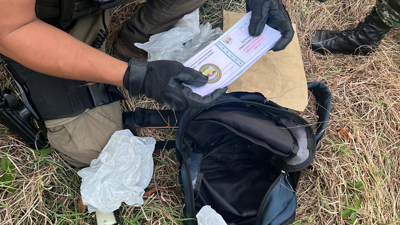 Se encuentran: dos granadas de fragmentación, una pistola 9 milímetros. Foto Novena Brigada.