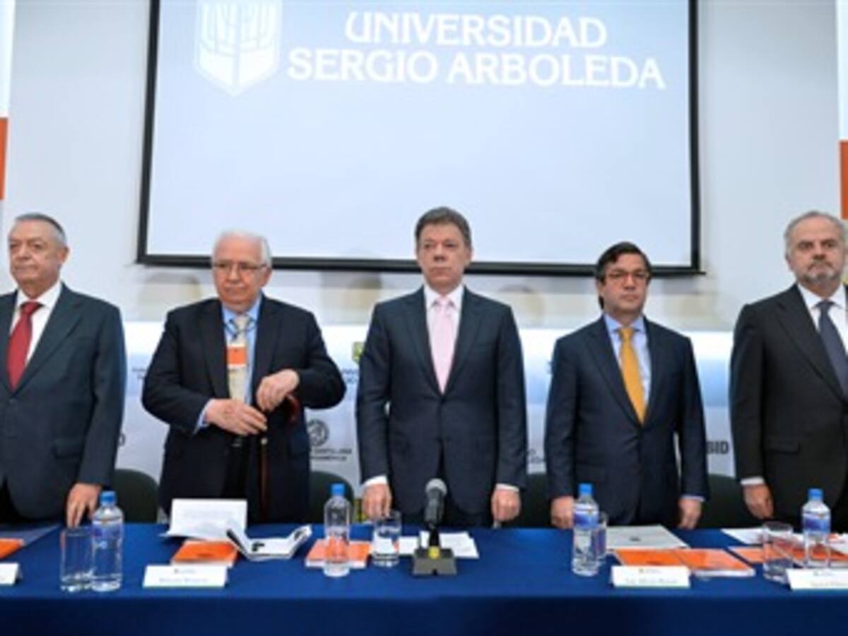 No puedo hablar de futuro, me lo tiene prohibido la Procuraduría: Santos