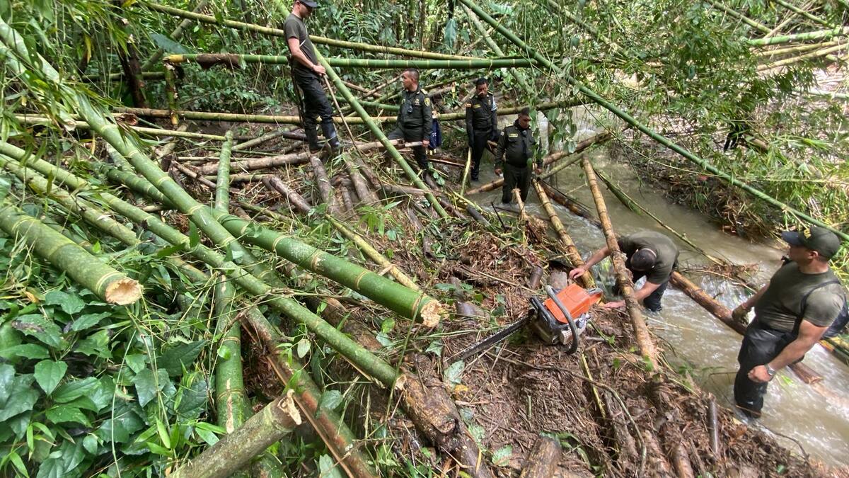 Se completan más de 24 horas de búsqueda de Policía que fue arrastrado por una quebrada en Manizales