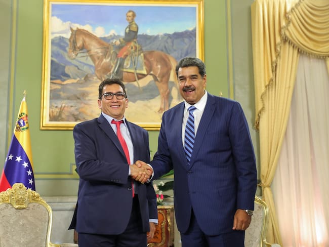 El embajador de Colombia en Venezuela, Milton Rengifo, y el presidente venezolano, Nicolás Maduro.
(Foto: Cortesía Cancillería)