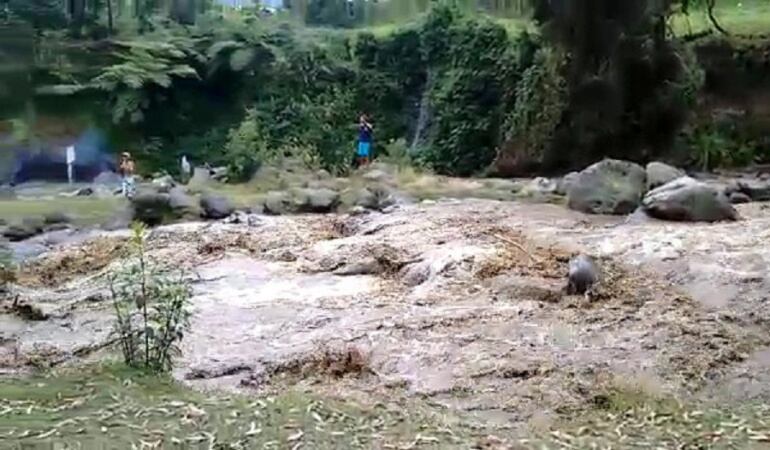 Creciente de la quebrada California, cerca a termales de Tierra Viva.