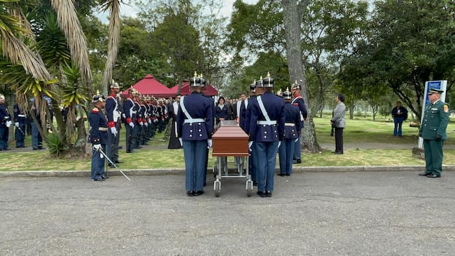 Último homenaje a Germán Vargas LLeras en el cementerio Jardines de Paz. Foto Cristina Navarro/Caracol Radio