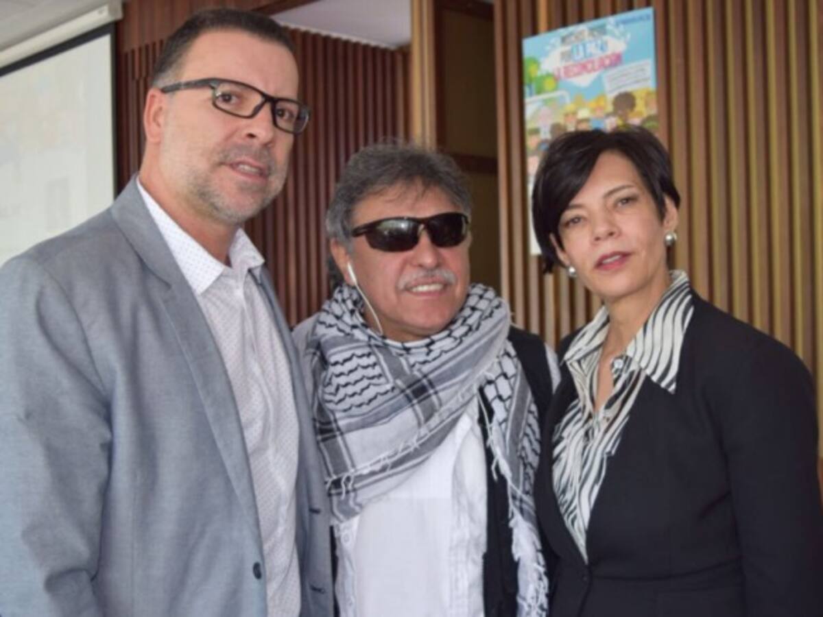 Víctimas del Nogal se reunieron con ex paras y Farc