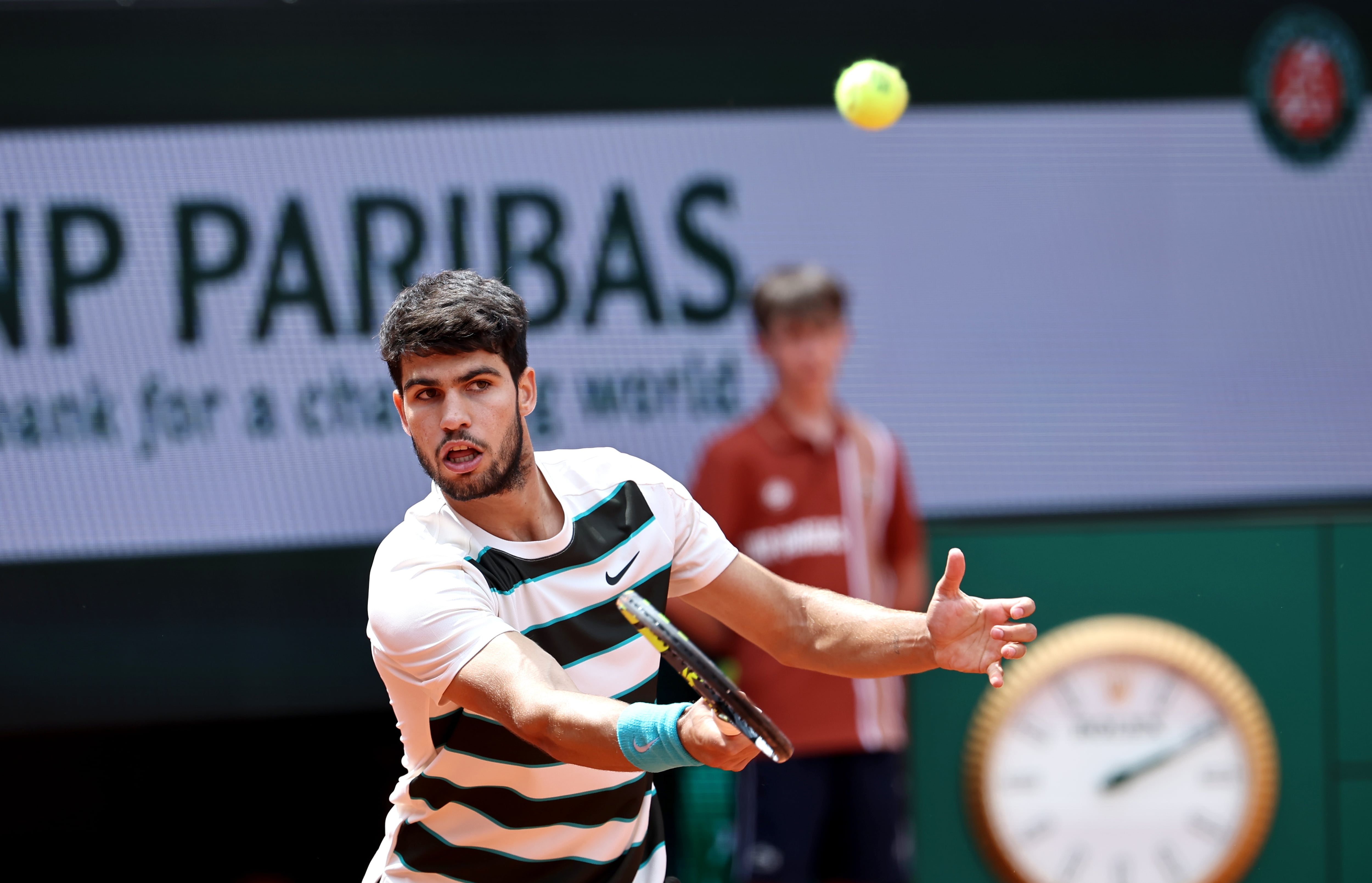 PARIS (France), 26/05/2025.- Carlos Alcaraz of Spain plays a forehand during his Men's 1st round match against Giulio Zeppieri of Italy at the French Open Grand Slam tennis tournament at Roland Garros in Paris, France, 26 May 2025. (Tenis, Abierto, Francia, Italia, España) EFE/EPA/CHRISTOPHE PETIT TESSON