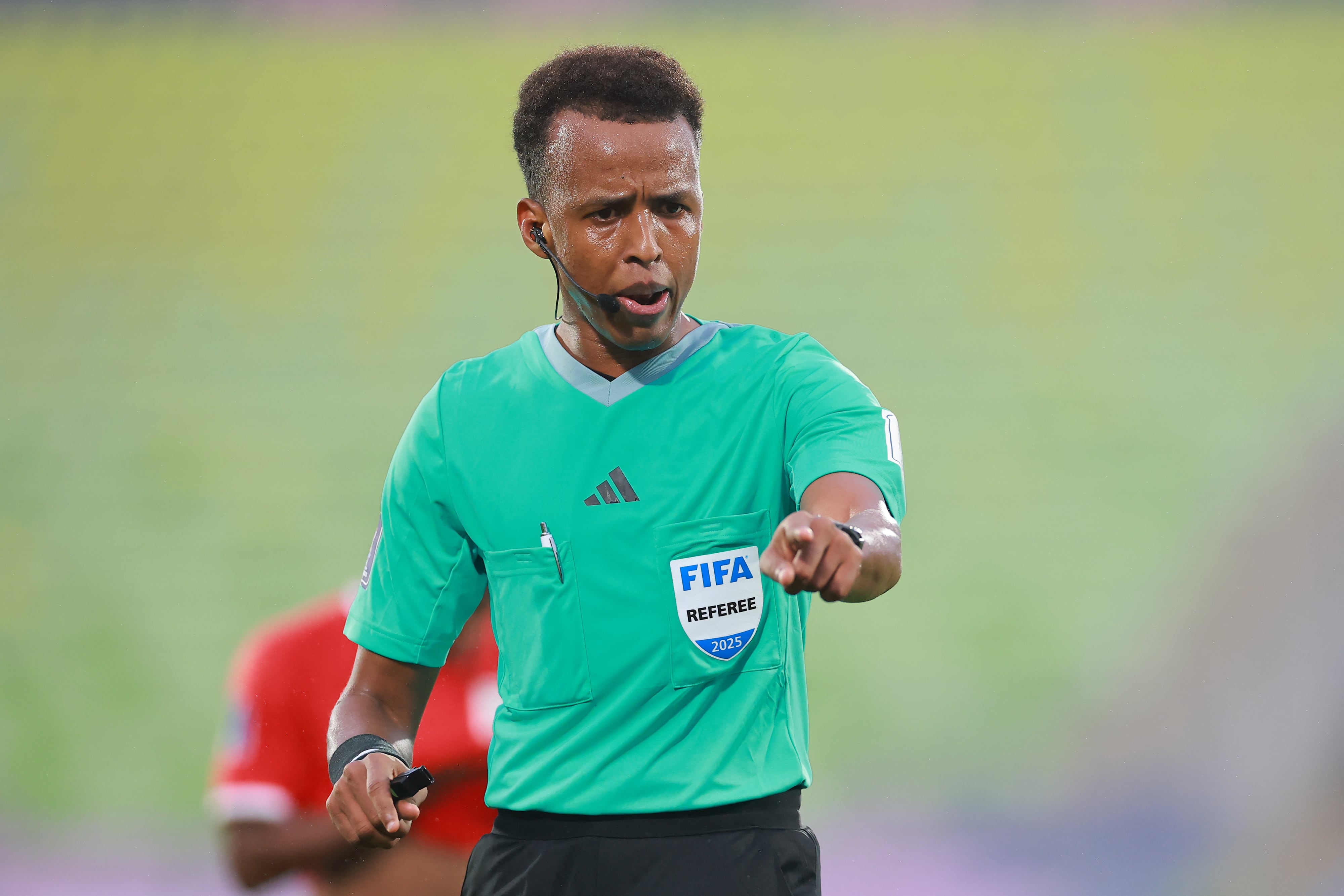 Árbitro Omar Abdulkadir Artan en medio de un partido del Mundial Sub20: Getty Images.