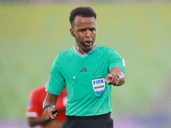 Árbitro Omar Abdulkadir Artan en medio de un partido del Mundial Sub20: Getty Images.