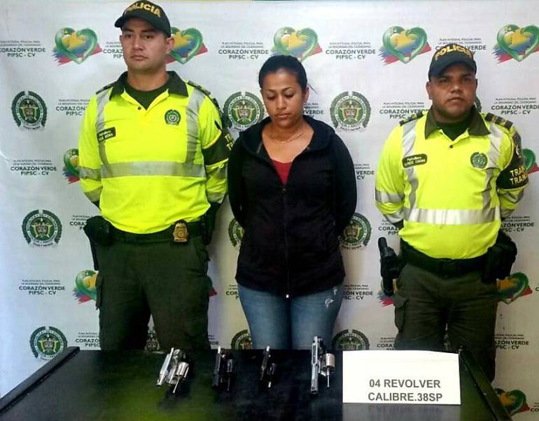 Mujer capturada en Santa Marta con cuatro armas de fuego. /FOTO POLICÍA