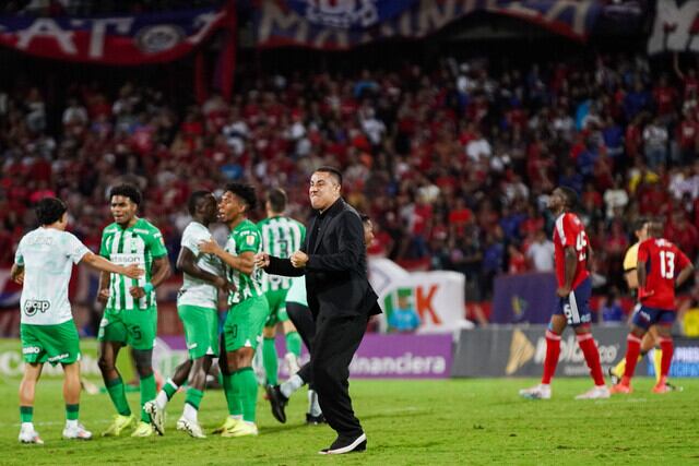 Efraín Juárez, DT de Nacional, festejando hacia la afición del Medellín al final del partido / Colprensa.