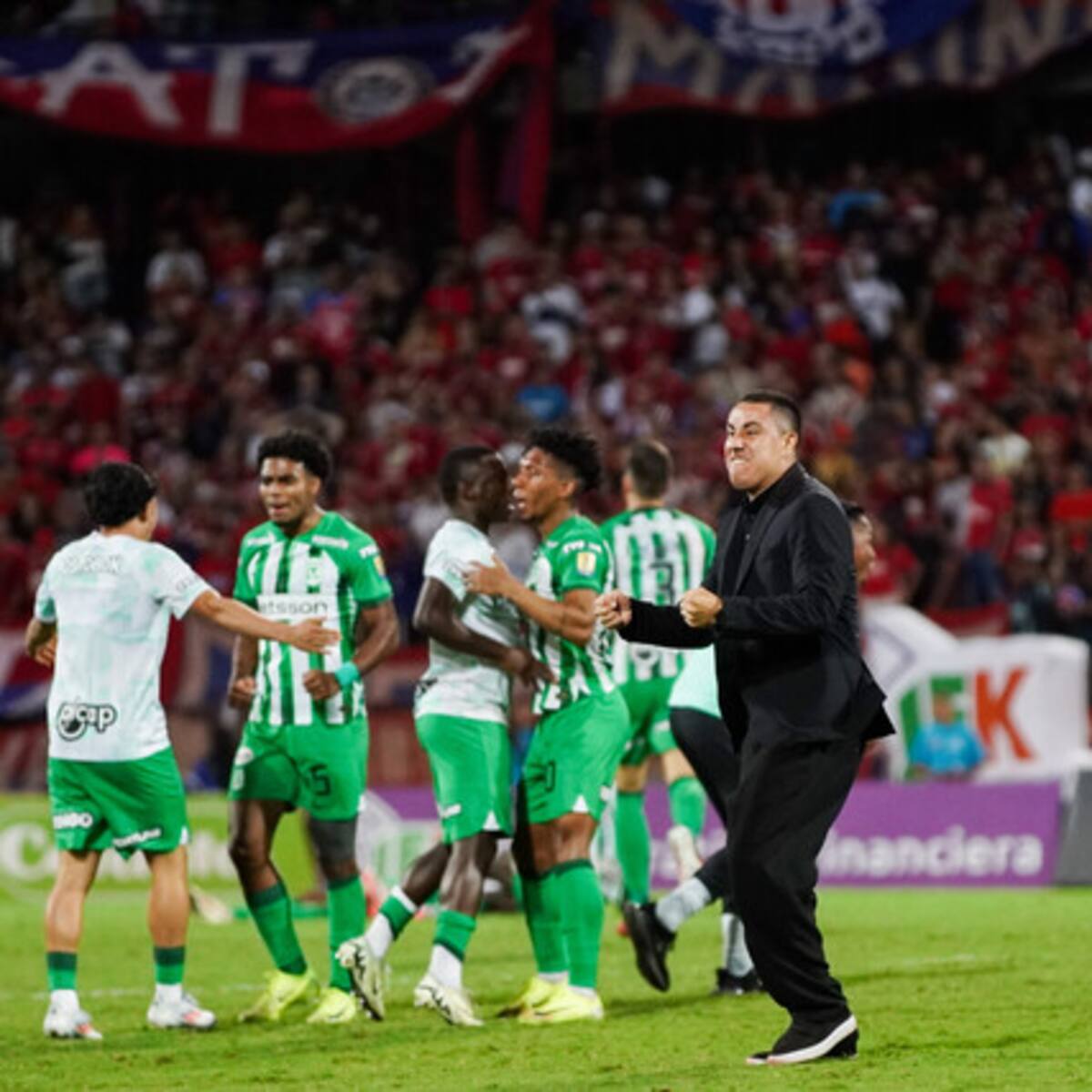 Video: Efraín Juárez provoca a los hinchas y es llevado por la Policía a rendir descargos