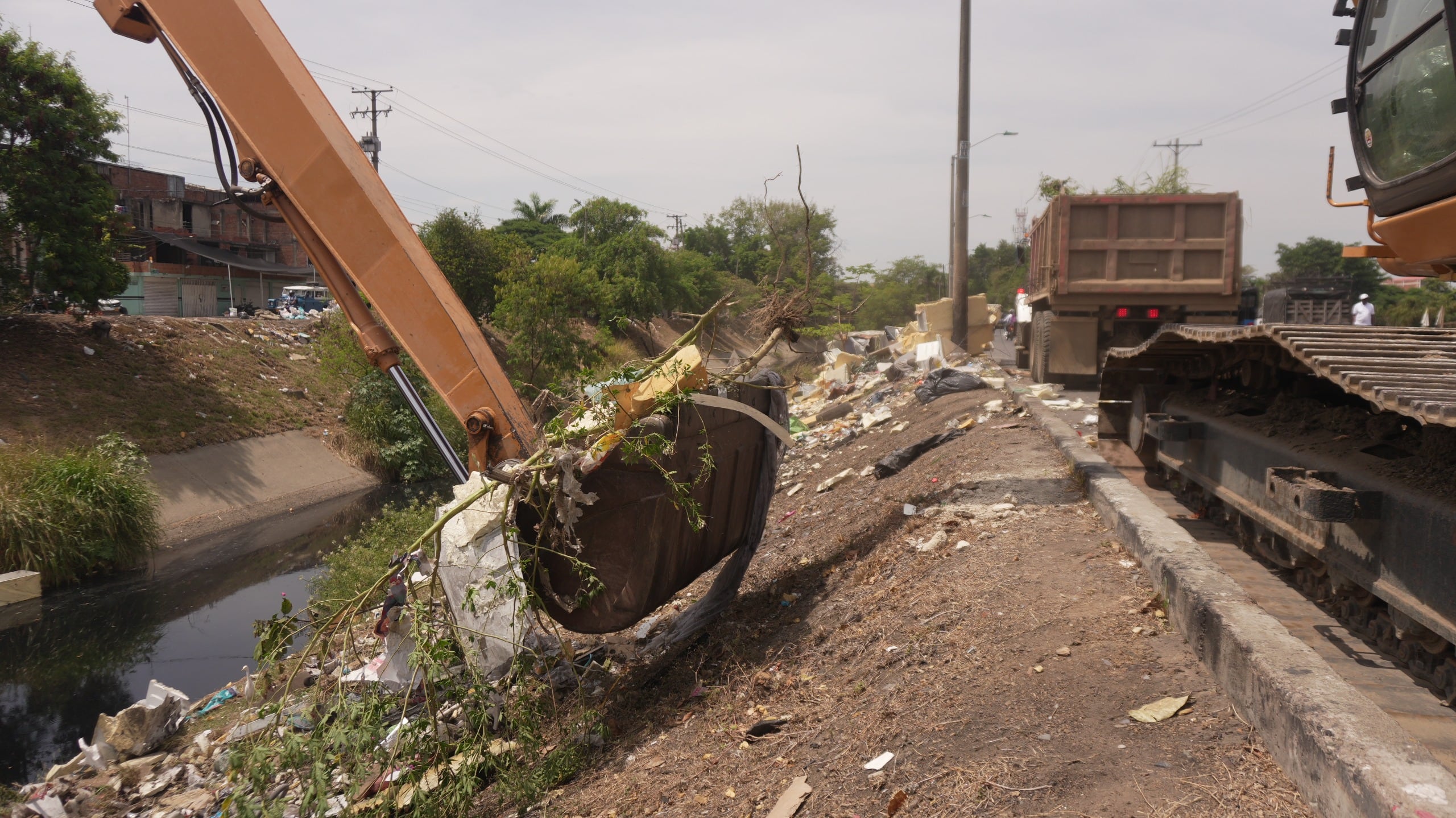 Emcali retiró 105 m³ de desechos sólidos en los bordes del Canal Oriental, usando una excavadora de brazo largo.