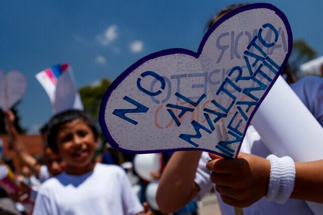 Congregación de menores de edad exigiendo su protección / Foto: Colprensa
