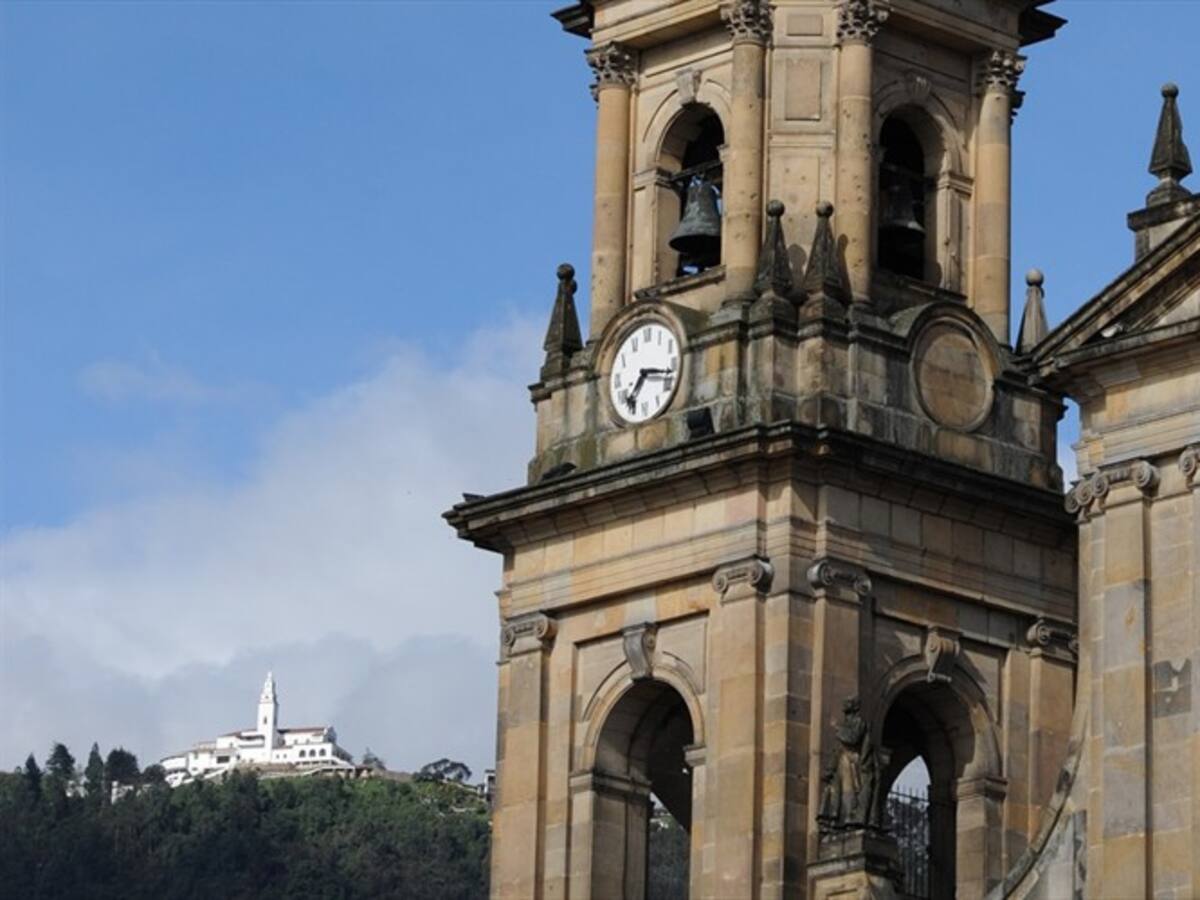 Personas se manifiestan en la Plaza de Bolívar contra el Grupo de Lima