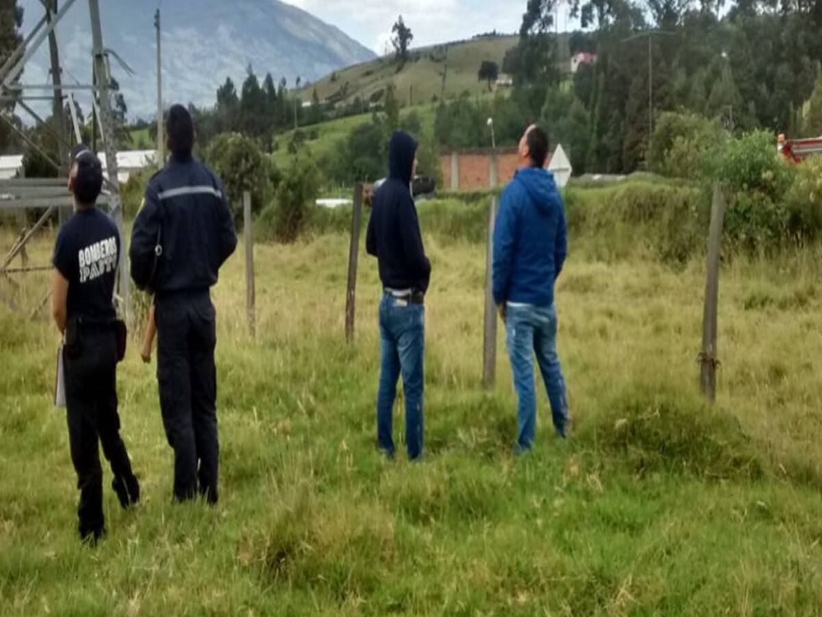 Hombre amenaza con suicidarse desde torre de energía